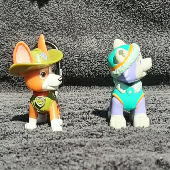 Paw Patrol Tracker and Everest Figures (2) - Picture 3 of 6